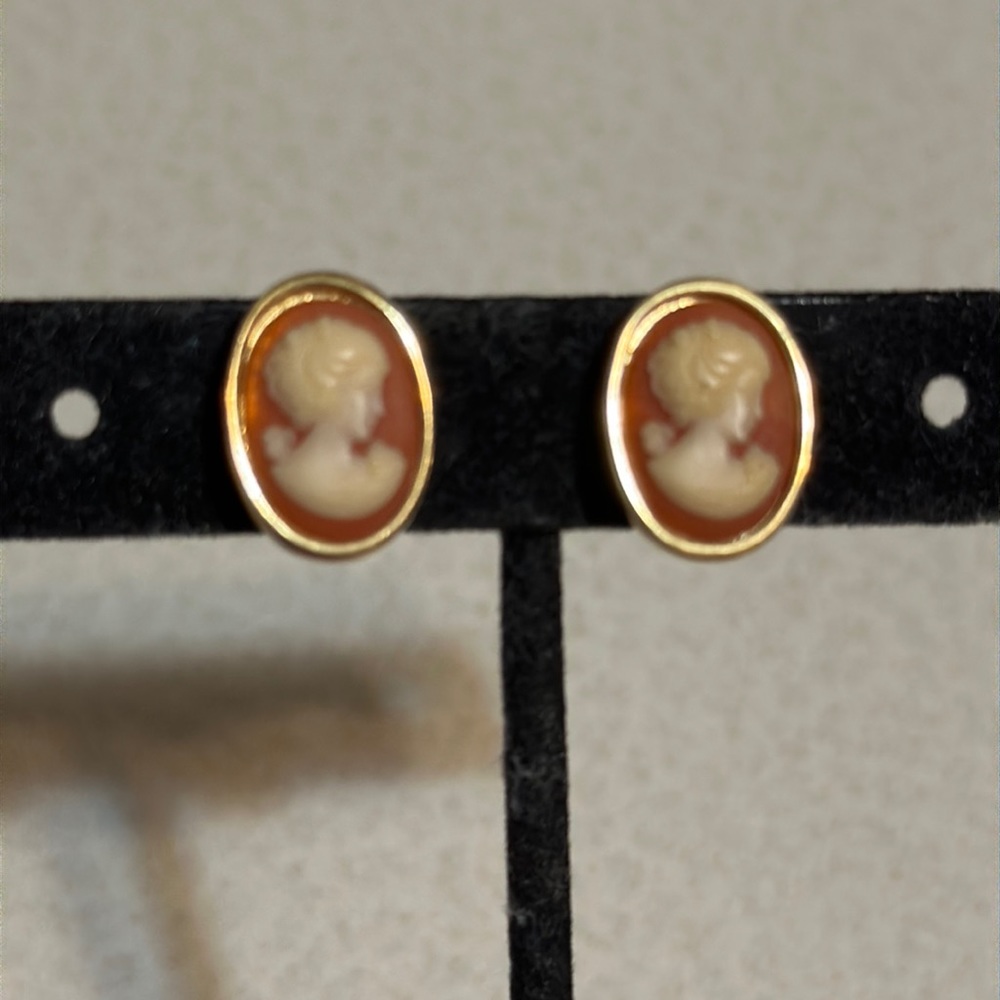 Trifari crown vintage gold tone cameo clip on earrings (512)